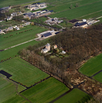 842226 Luchtfoto van kasteel Walenburg met omliggend park (Langbroekerdijk A29) te Nederlangbroek (gemeente Langbroek), ...